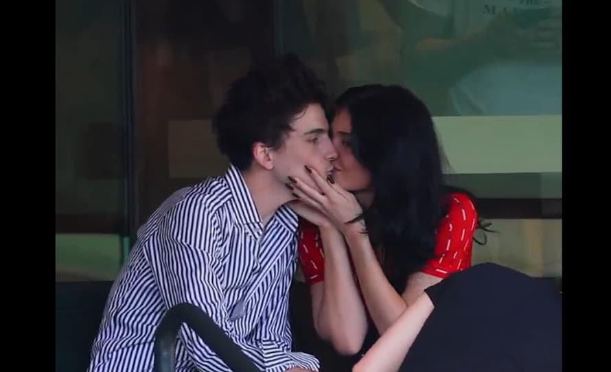 Horúci hollywoodsky párik, Kylie Jenner a Timothée Chalamet, opäť rozvíril vody! Tentoraz sa stali stredobodom pozornosti na prestížnom ...