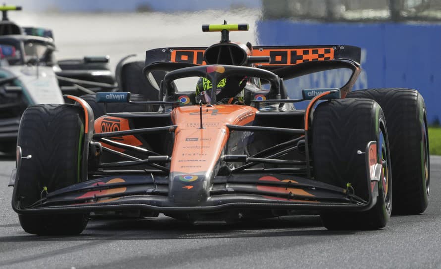 Britský pretekár Lando Norris vyhral daždivú VC Austrálie, úvodné podujatie majstrovstiev sveta formuly 1. 