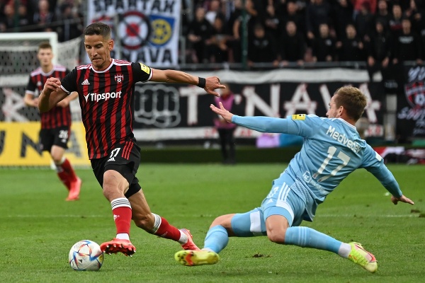 Jakub Paur (Trnava) a Jurij Medvedev (Slovan) v súboji.