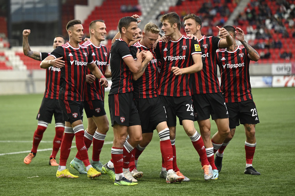 Na snímke hráč FC Spartak Trnava Sebastián Kóša (tretí sprava) sa teší so spoluhráčmi po strelení gólu