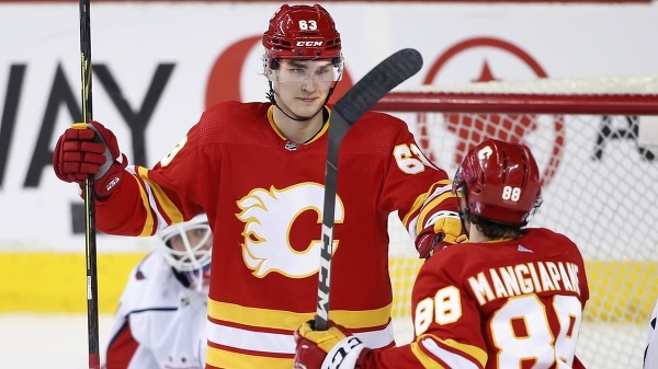 Slovenský hokejista Adam Ružička (vľavo) v drese Calgary Flames.