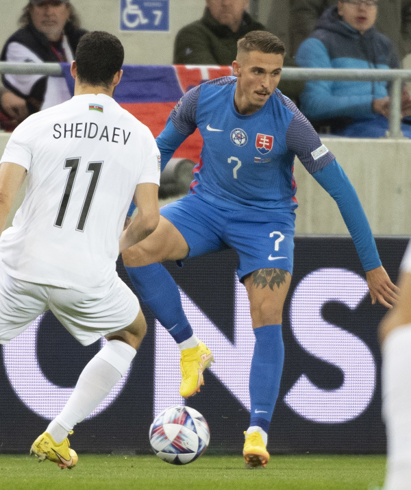 Na snímke sprava Kristián Vallo (Slovensko) a Ramil Šejdajev (Azerbajdžan) počas zápasu 5. kola 3. skupiny C-divízie Ligy národov vo futbale Slovensko - Azerbajdžan 22. septembra 2022 v Trnave.