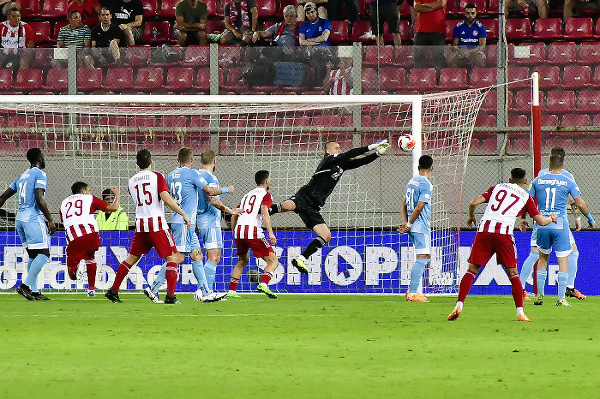 Slovan v stretnutí proti Olympiakosu.