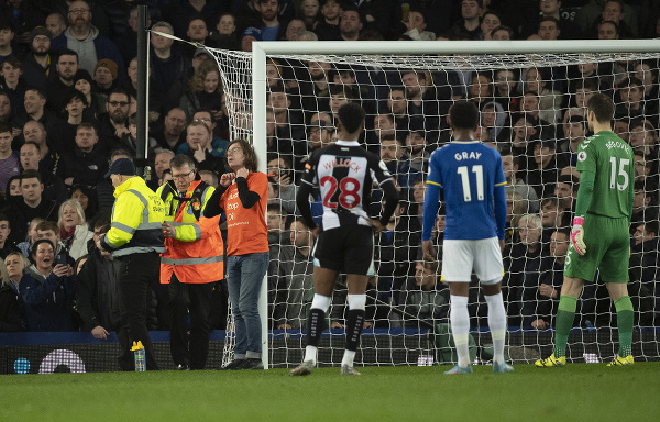 Fanúšik sa priviazal k tyči v zápase Evertonu s Newcastle.