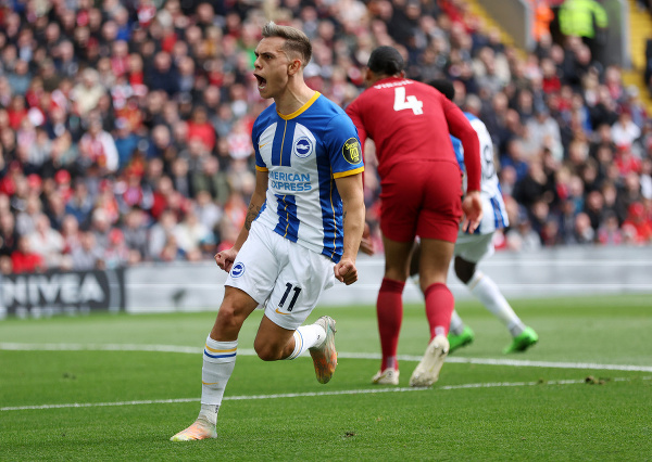 Belgičan Leandro Trossard (Brighton) a jeho gólová radosť.