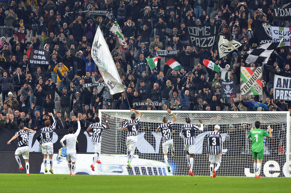 Futbalisti Juventusu Turín sa tešia s fanúšikmi. (ilustr. foto) 