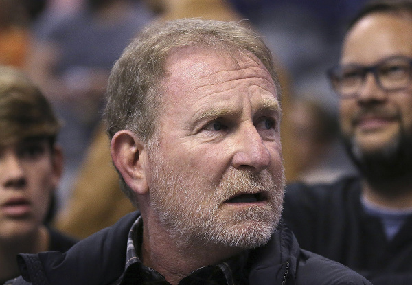  Robert Sarver musí zaplatiť pokutu 10 miliónov amerických dolárov. 