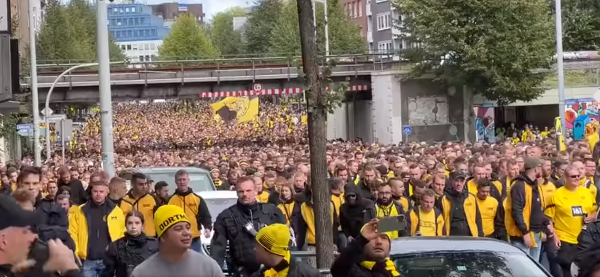 Pred derby v Dortmunde pochodovali tisícky fanúšikov. 