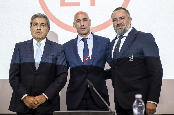 Zľava prezident Portugalskej futbalovej federácie Fernando Gomes, prezident Španielskej kráľovskej futbalovej federácie (RFEF) Luis Rubiales a prezident Ukrajinskej futbalovej federácie Andrij Pavelko 