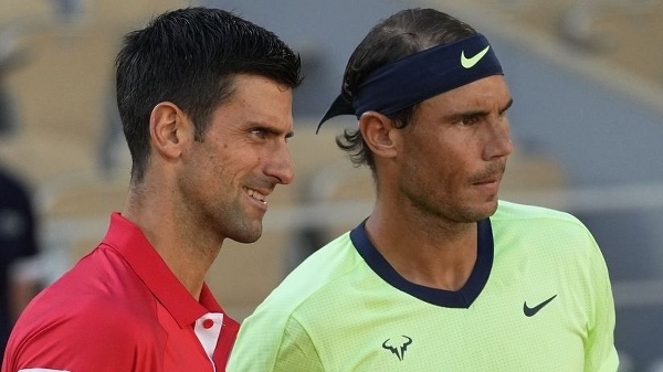 Na snímke srbský tenista Novak Djokovič (vľavo) a Španiel Rafael Nadal. 