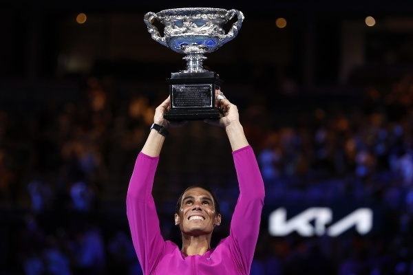 Španielsky tenista Rafael Nadal drží trofej po víťazstve nad Rusom Daniilom Medvedevom vo finále mužskej dvojhry na grandslamovom turnaji Australian Open. 