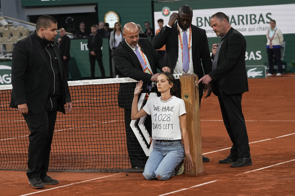 Ekologická aktivistka narušila semifinále Roland Garros 2022 