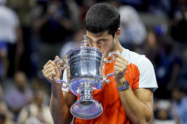 Carlos Alcaraz pózuje s víťaznou trofejou. 