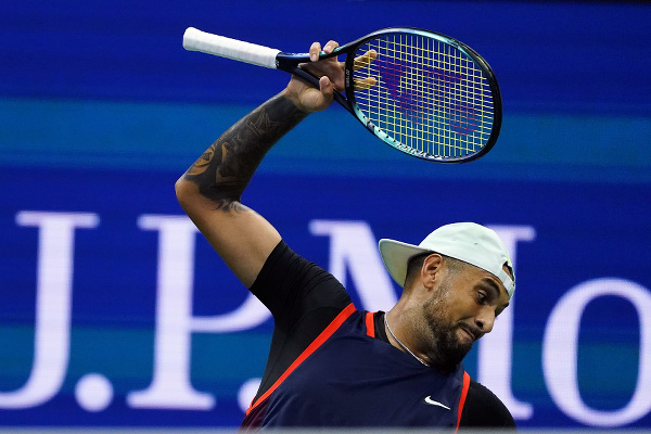 Austrálsky tenista Nick Kyrgios hádže svoju raketu o zem v zápase proti Rusovi Karenovi Chačanovovi v štvrťfinále dvojhry na grandslamovom tenisovom turnaji US Open 