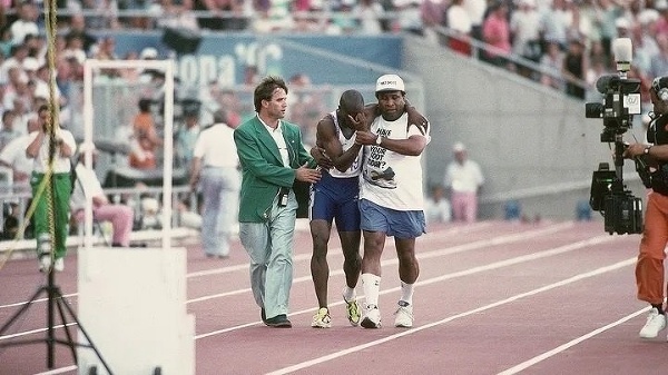 Jeden z najdojemnejších moment v histórii olympijských hier.
