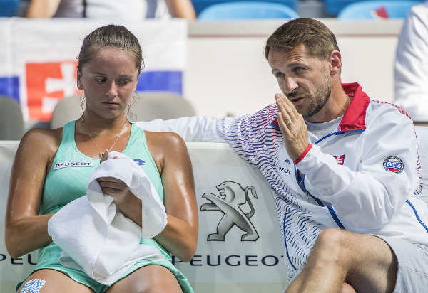 Na snímke slovenská tenistka Viktória Kužmová a nehrajúci kapitán Matej Lipták. 