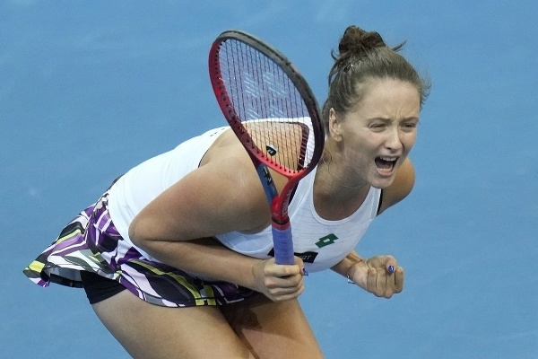 Slovenská tenistka Viktória Kužmová oslavuje víťazstvo 6:4 a 6:4 v zápase C-skupiny finálového turnaja Pohára Billie-Jean Kingovej proti Američanke Shelby Rogersovej. 