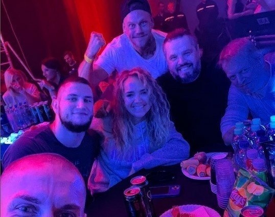 Český MMA bojovník Zdeněk Polívka (vľavo) s partnerkou Luciou Vondráčkovou. 