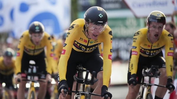 Robert Gesink (v strede) v úvodnej etape na Vuelte 2022.