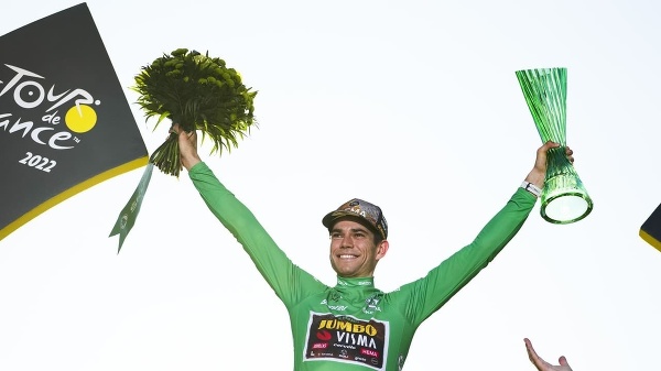 Na snímke belgický cyklista Wout van Aert (Jumbo-Visma) oslavuje zelený dres najlepšieho šprintéra.