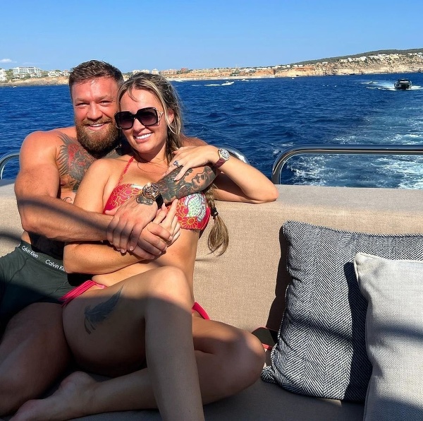 Conor McGregor so snúbenicou Dee Devin si užívajú dovolenku na Malorke. 