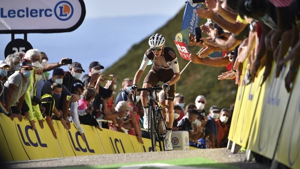 Na snímke francúzsky cyklista Romain Bardet v cieli 13. etapy pretekov Tour de France z Châtel-Guyon do Puy Mary Cantal (191,5 km) v piatok 11. septembra 2020.