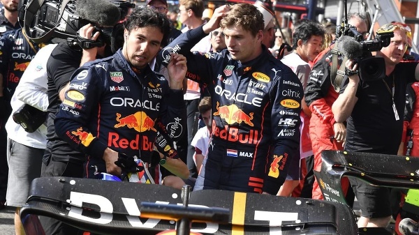 Holandský pretekár Max Verstappen (vpravo) z tímu Red Bull a jeho tímový kolega Sergio Pérez.