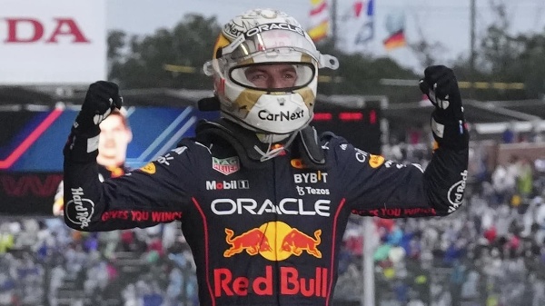 Majstrovský titul v seriáli F1 predčasne obhájil holandský pretekár Verstappen. 