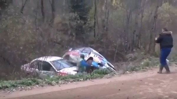 Ruská Rallye Pskov sa zmenila na vrakovisko.
