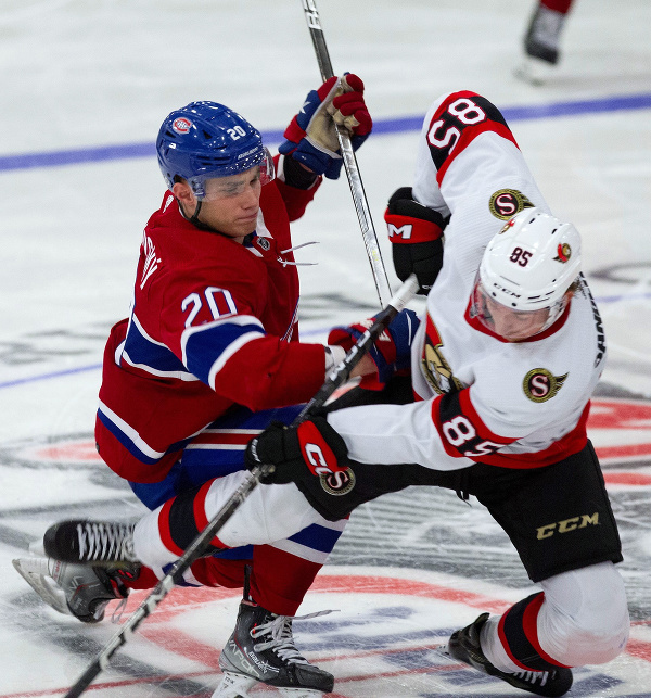 Slovenský útočník Juraj Slafkovský (Montreal) v súboji.