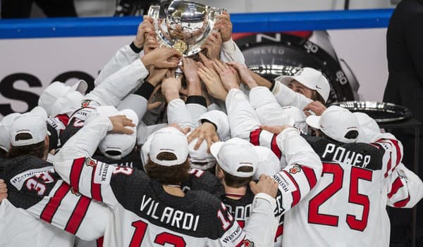 Na snímke tím Kanady oslavuje s trofejou po zisku zlata vo finálovom zápase Fínsko - Kanada.