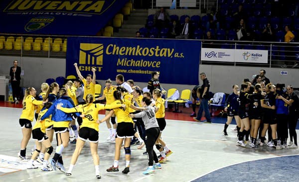 Na snímke radosť hráčok MŠK Iuventa Michalovce po postupe do ďalšieho kola v odvete 2. kola Európskeho pohára EHF v hádzanej žien.
