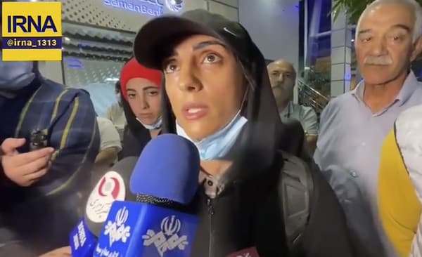Iránska športová lezkyňa Elnaz Rekabiová, ktorá nastúpila bez pokrývky hlavy na finále ázijského šampionátu v juhokórejskom Soule, odpovedá na otázky novinárov na letisku v Teheráne.
