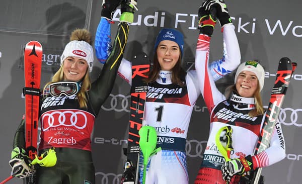 Slovenská lyžiarka Petra Vlhová (uprostred), Mikaela Shiffrinová z USA (vľavo) a Rakúšanka Katharina Liensbergerová (vpravo)..