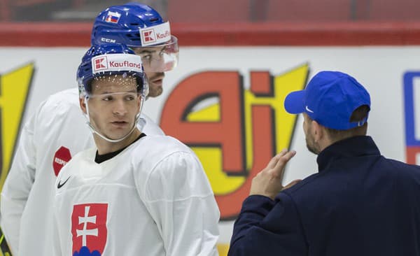 Na snímke slovenskí hokejisti zľava Mislav Rosandič, Peter Čerešňák a asistent trénera Andrej Podkonický počas tréningu.