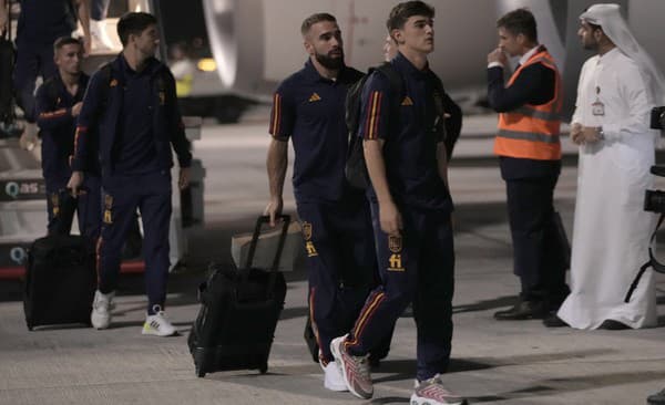 Členovia španielskej reprezentácie vystupujú na letisku v Dohe pred MS v Katare.