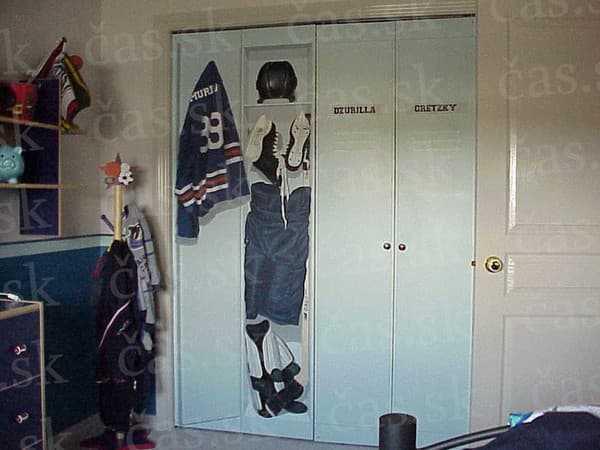 Detská izba Matta Murrayho aj s idolmi Gretzkym a Dzurillom.