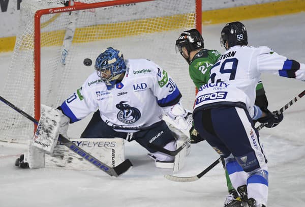 Na snímke vľavo brankár Anthony Peters (Poprad), uprostred Patrik Števuliak (Nové Zámky) v 18. kole hokejovej Tipos extraligy HK Poprad - HC MIKRON Nové Zámky.