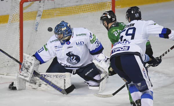 Na snímke vľavo brankár Anthony Peters (Poprad), uprostred Patrik Števuliak (Nové Zámky) v 18. kole hokejovej Tipos extraligy HK Poprad - HC MIKRON Nové Zámky.