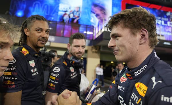 Na snímke prvý sprava holandský pilot formuly 1 Max Verstappen z tímu Red Bull sa teší s mechanikmi po víťazstve v kvalifikácii pred Veľkou cenou Abú Zabí.