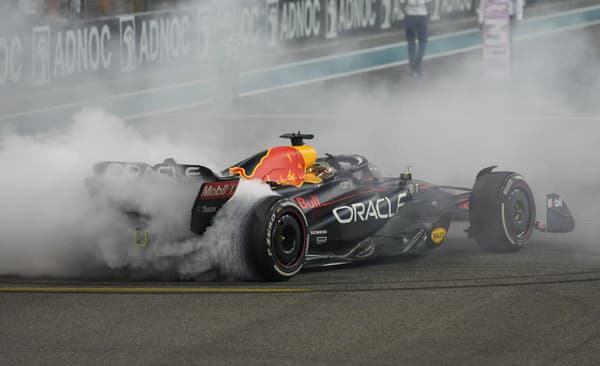 Holandský pilot formuly 1 Max Verstappen z tímu Red Bull robí oslavné hodiny na trati po víťazstve vo Veľkej cene Abú Zabí, záverečných pretekoch tohtoročného seriálu MS motoristickej F1 na okruhu Yas Marina v Spojených arabských emirátoch