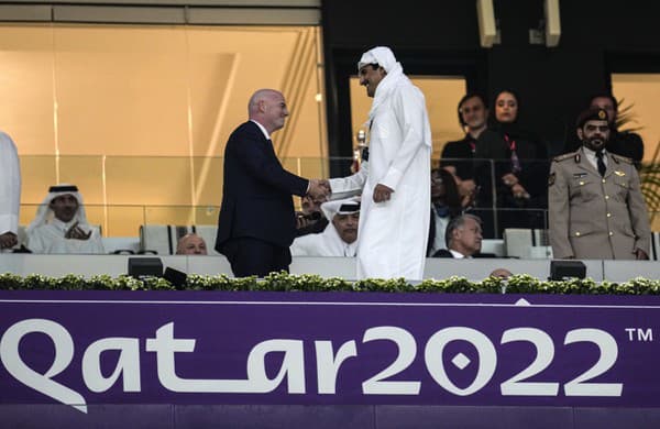 Prezident FIFA Giovanni Infantino a katarský emir Tamim bin Hamad Al Thani