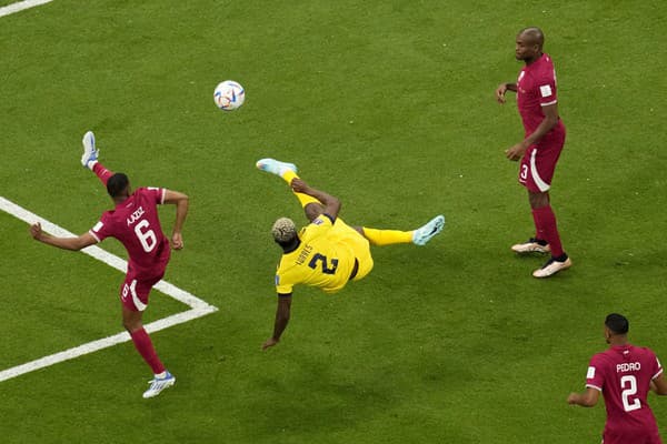 Na snímke v žltom drese futbalista Ekvádoru Félix Torres strieľa akrobaticky na bránu.