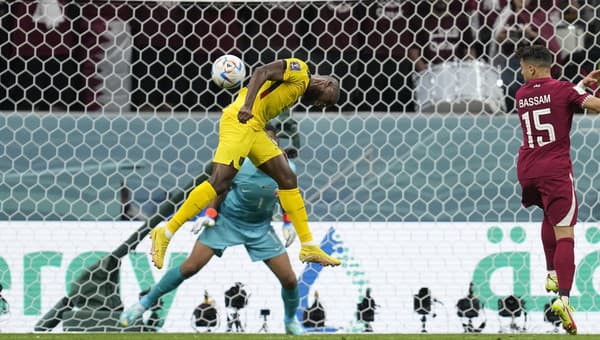 Na snímke vľavo v popredí futbalista Ekvádoru Enner Valencia strieľa svoj druhý gól hlavou cez brankára Kataru Saada aš-Šíba.