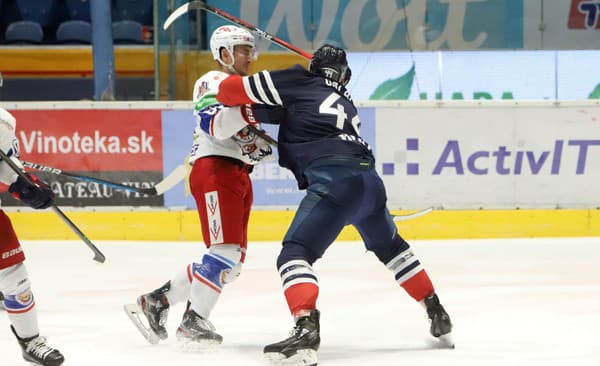 Na snímke zľava Dávid Mudrák (Zvolen) a Juraj Valach (Slovan).