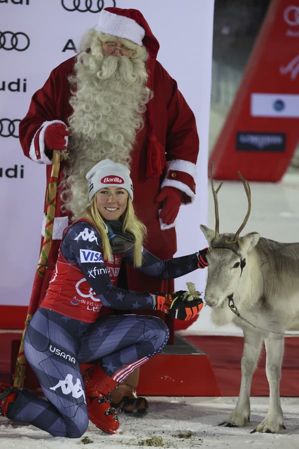 Na snímke americká lyžiarka Mikaela Shiffrin pózuje so sobom a Santa Clausom po slalome žien Svetového pohára v alpskom lyžovaní vo fínskom Levi.