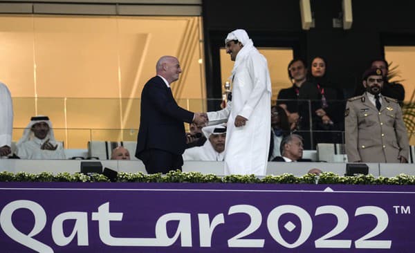 Prezident FIFA Giovanni Infantino a katarský emir Tamim bin Hamad Al Thani