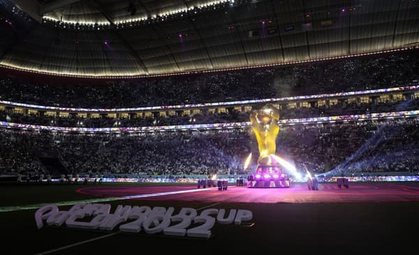 Na snímke osvetlená veľká replika víťaznej trofeje pred úvodným zápasom A-skupiny Majstrovstiev sveta vo futbale 2022 Katar - Ekvádor v katarskom Al Chore.