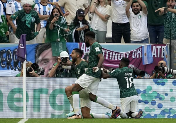 Saleh Al-Shehri (vľavo) oslavuje so spoluhráčmi svoj gól.