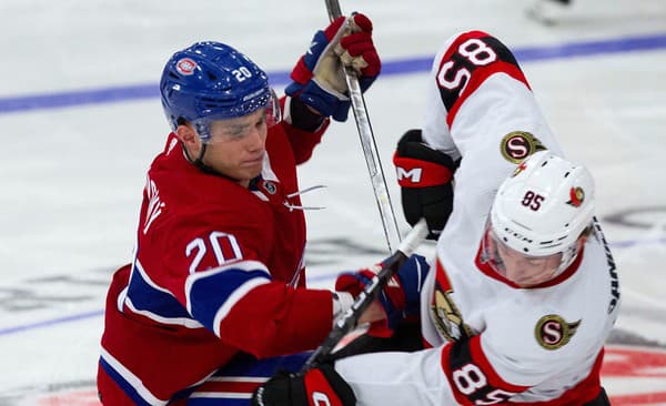 Slovenský útočník Juraj Slafkovský (Montreal) v súboji.